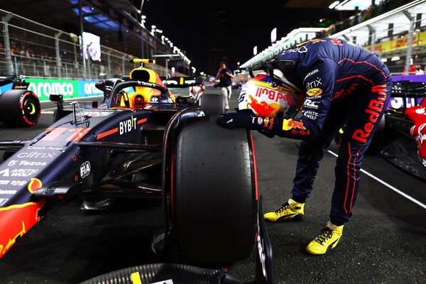 セルジオ・ペレスの2022年F1レーシングブーツ