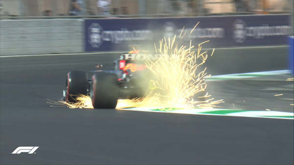 フェルスタッペン、縁石に乗り上げて火花、2021年F1GP 123