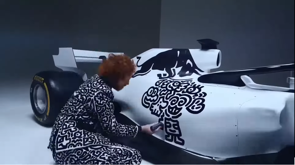 Mr Doodle(ミスター・ドゥードゥル)のアーティスト名で、落書きアートとして話題のグラフィティ・アーティスト、サム・コックスによるレッドブルRB14への落書き:レッドブルRB19発表会