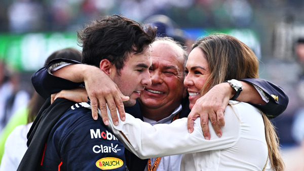 セルジオ・ぺレスの3位を親子で祝う:2022年F1メキシコGP