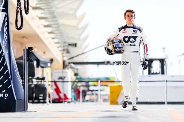 ニック・デ・フリースの2023年F1レーシングスーツとF1レーシングブーツ