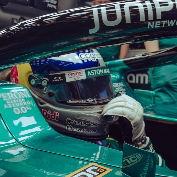 セバスチャン・ベッテル（アストンマーティン）マテシッツへの敬意を表した2022年F1メキシコGP用のヘルメットデザイン