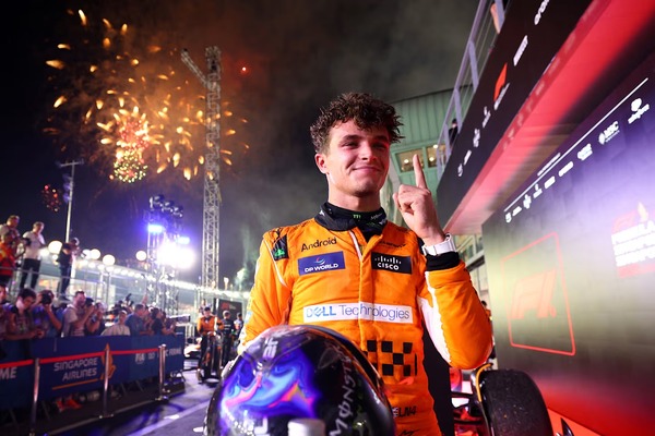 1/2ヘルメット マクラーレンF1 L.ノリス 2024年 シンガポールGP優勝 1/2ヘルメット マクラーレンF1 L.ノリス 2024年 シンガポールGP