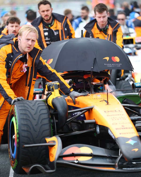 オランダGP前に、サーキットに雨が降り出し、傘が開かれた:2026年F1オランダGP