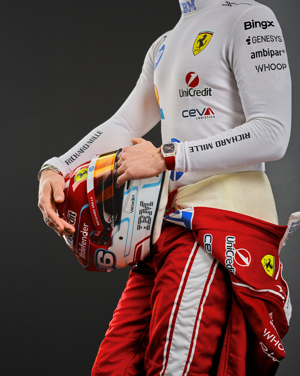 シャルル・ルクレールの2026年仕様のF1レーシングスーツとヘルメット