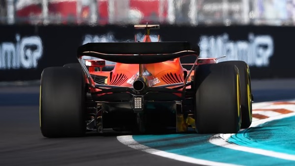 フェラーリSF-23:マイアミにおけるフロアの「カヌー」セクション変更の証拠。ディフューザー内に狭くなった「テール」が見える