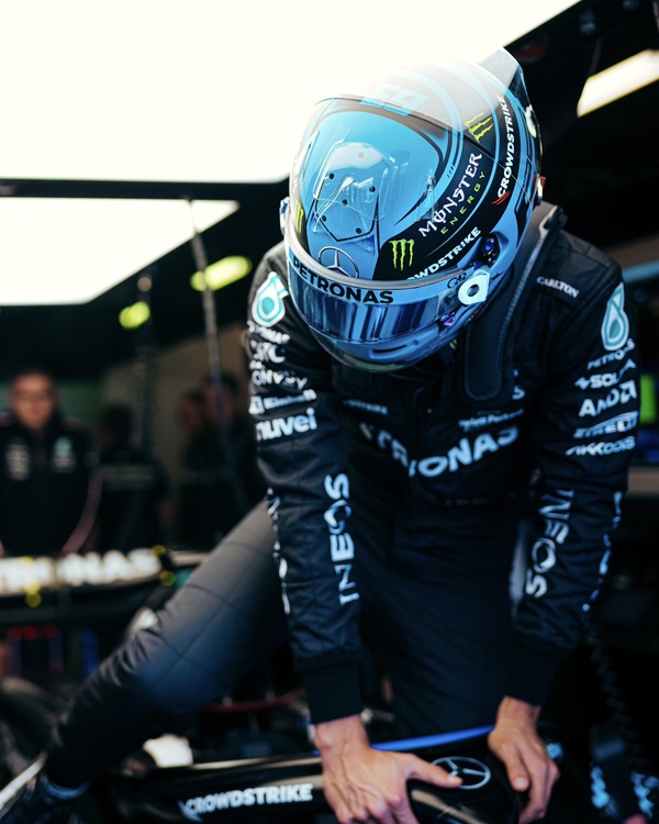 ジョージ・ラッセル 2023年F1ヘルメット（BELL製ヘルメット）レギュラーカラー