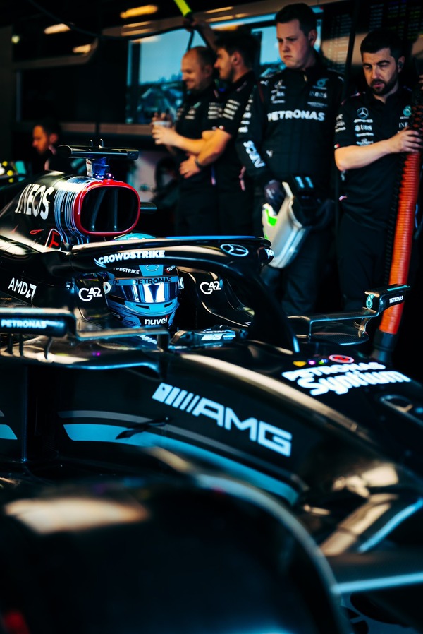 ジョージ・ラッセル 2023年F1ヘルメット（BELL製ヘルメット）レギュラーカラー