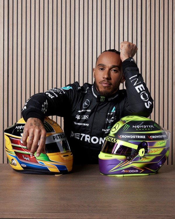 ルイス・ハミルトン 2023年F1ヘルメット（BELL製ヘルメット）