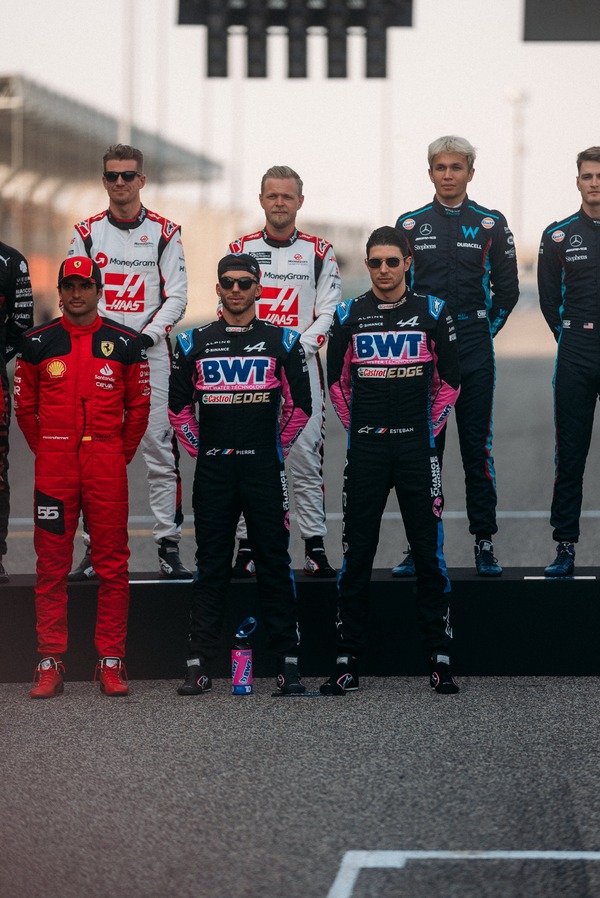 エステバン・オコンとピエール・ガスリー（アルピーヌ）2023年F1レーシングスーツとF1レーシングブーツ