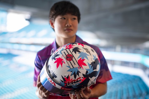 角田裕毅、マイアミ仕様のヘルメット：2023年F1マイアミGP