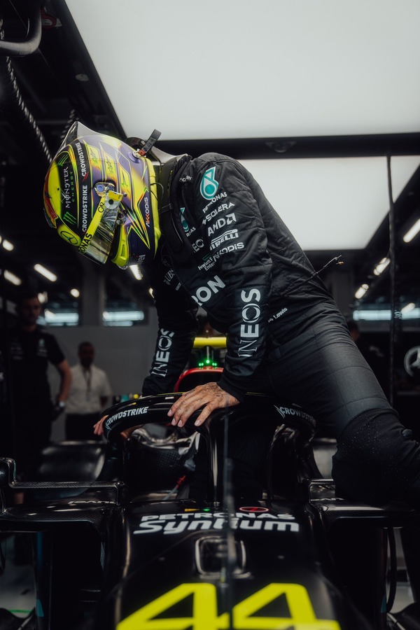 ルイス・ハミルトン 2023年F1ヘルメット（BELL製ヘルメット）