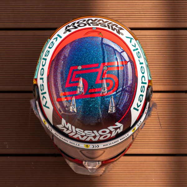 カルロス・サインツJr.、2021年F1アブダビGP用のヘルメット・デザイン