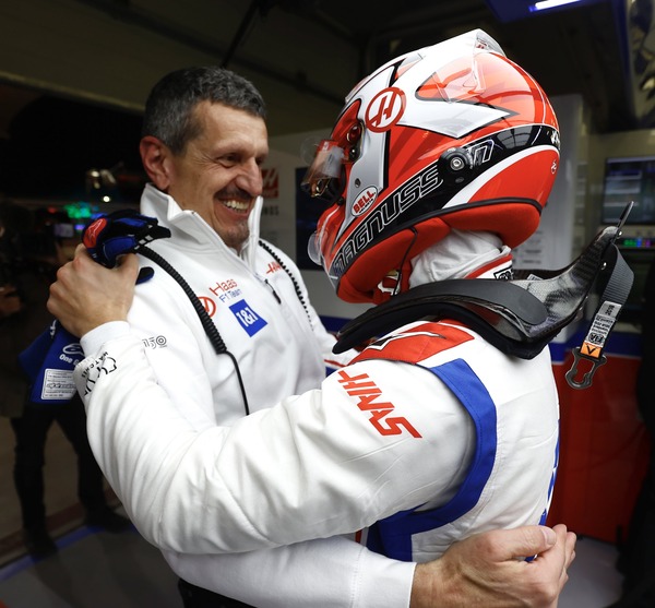 ケビン・マグヌッセン 2022年F1ヘルメット