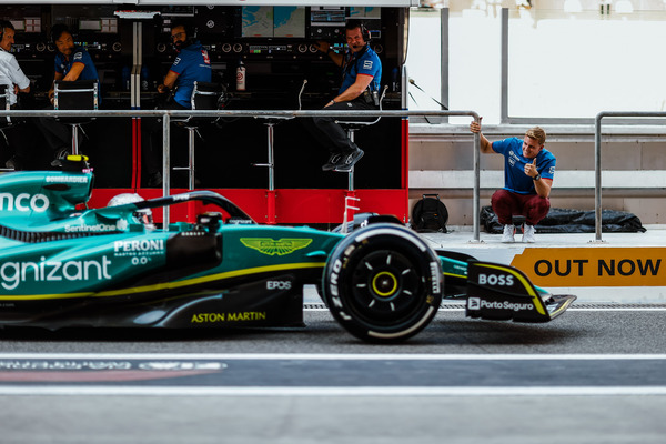 セバスチャン・ベッテルとミック・シューマッハの素敵なワンシーン:2022年F1アブダビGP