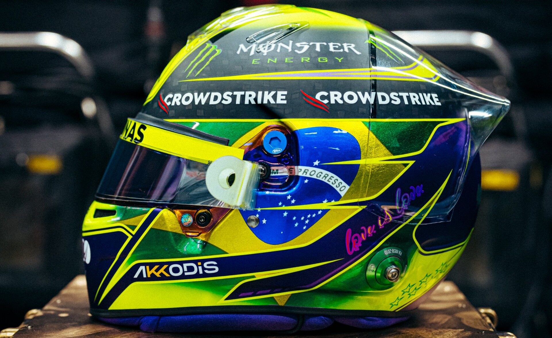 ルイス・ハミルトン、サンパウロ仕様のヘルメット : F1通信jp