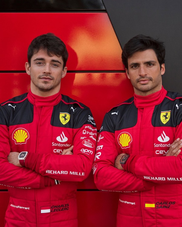 カルロス・サインツとシャルル・ルクレールの2023年F1レーシングスーツとF1レーシングブーツ