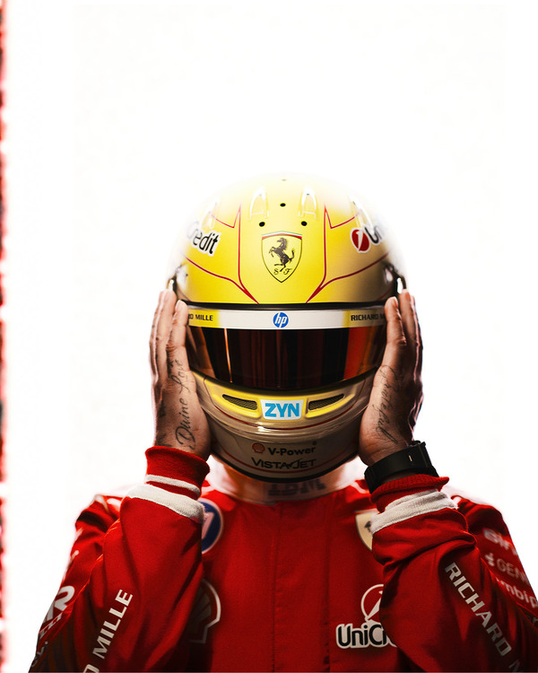 ルイス・ハミルトンの2026年仕様のF1レーシングスーツとヘルメット