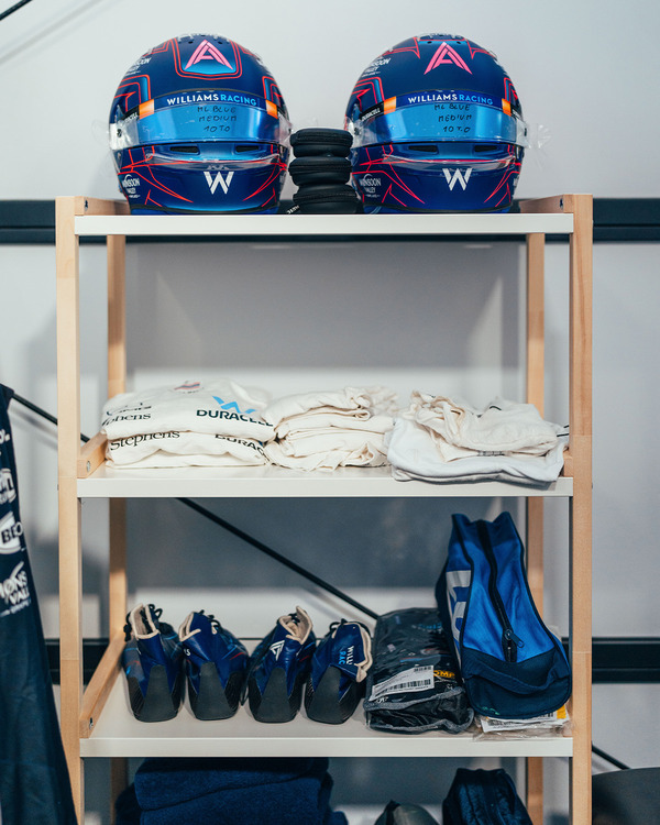 アレックス・アルボンの2023年F1ヘルメット（BELL製ヘルメット）
