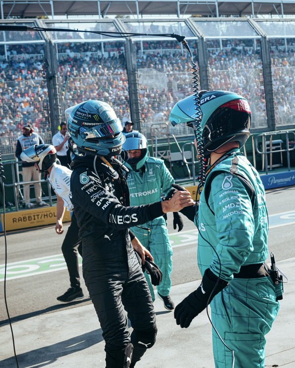 ジョージ・ラッセル 2023年F1ヘルメット（BELL製ヘルメット）レギュラーカラー