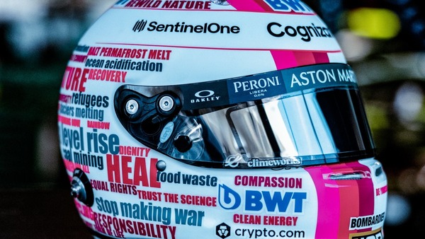 セバスチャン・ベッテル、アブダビ仕様のヘルメット : F1通信jp