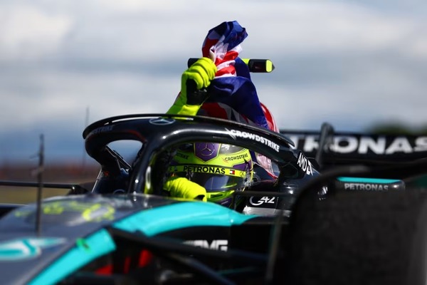 メルセデスはハミルトンに最後にソフトタイヤを履かせ、優勝を果たした：2024年F1イギリスGP
