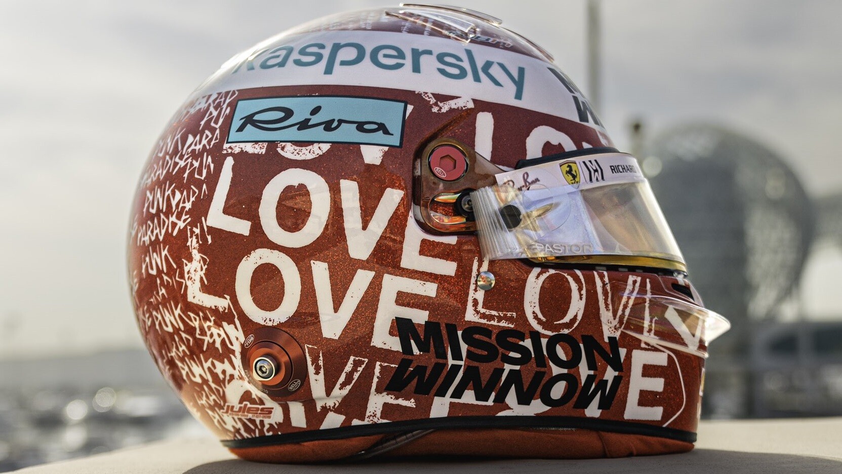 シャルル・ルクレール、アブダビ仕様のヘルメット : F1通信jp