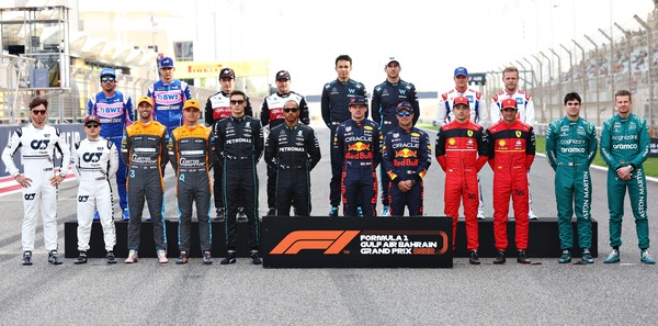 開幕戦恒例のF1ドライバー集合写真:2022年F1バーレーンGP 103