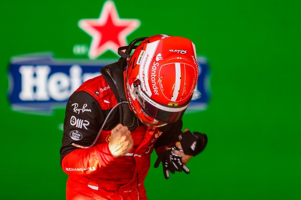 シャルル・ルクレール 2022年F1ヘルメット