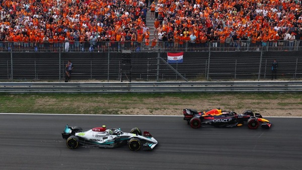 ハミルトンは、リスタートでのフェルスタッペンの猛追に対して無力だった:2022年F1オランダGP