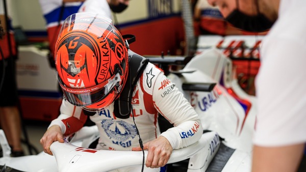 ニキータ・マゼピン（ハース）2021年F1ヘルメット