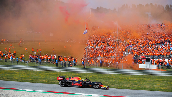 マックス・フェルスタッペンのウィニングランに歓喜のオレンジの大応援団:2021年F1オーストリアGP