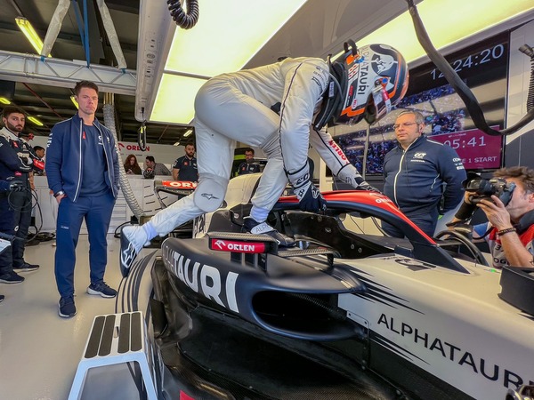 ニック・デ・フリース 2023年F1ヘルメット（BELL製ヘルメット）