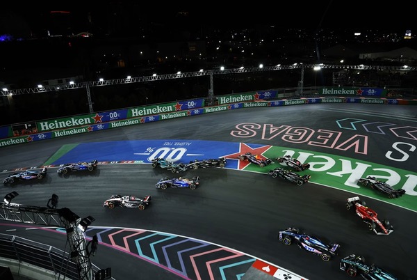 スタートのターン1での混乱、バルテリ・ボッタスとその他多数:2023年F1ラスベガスGP