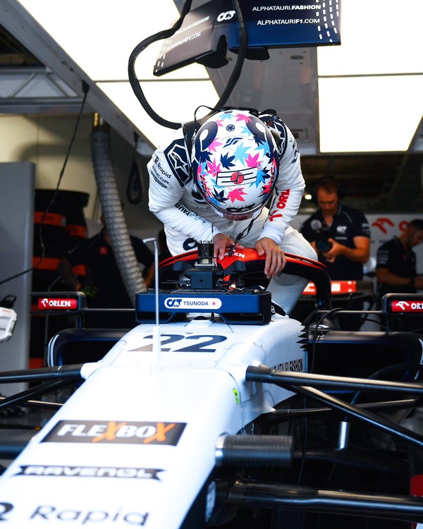 角田裕毅、マイアミ仕様のヘルメット：2023年F1マイアミGP
