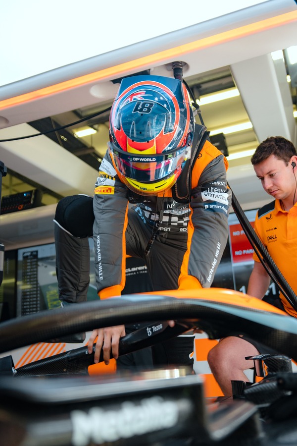 オスカー・ピアストリ 2023年F1ヘルメット（BELL製ヘルメット）