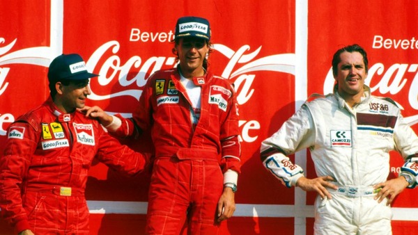 1988年F1イタリアGP表彰台:左から2位ミケーレ・アルボレート(フェラーリ)、1位ゲルハルト・ベルガー(フェラーリ)、3位エディ・チーバー(アロウズ)