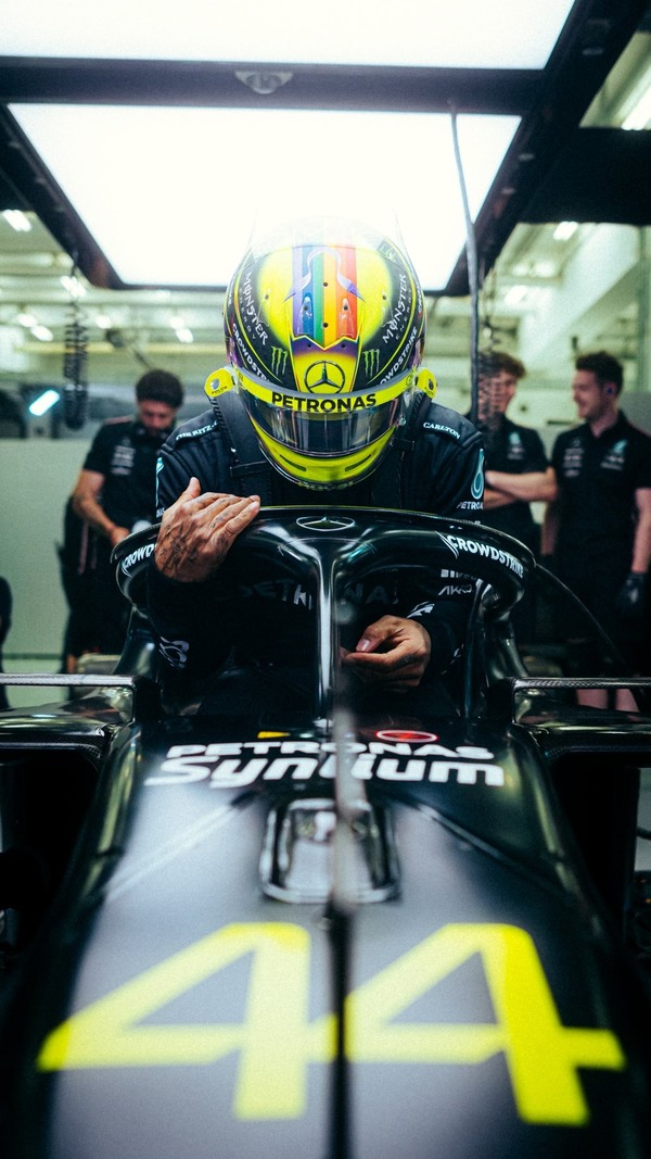 ルイス・ハミルトン 2023年F1ヘルメット（BELL製ヘルメット）