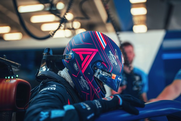 アレックス・アルボンの2023年F1ヘルメット（BELL製ヘルメット）