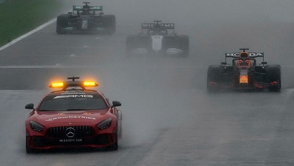 2021年F1ベルギーGP:セーフティカー先導でフォーメーションラップ