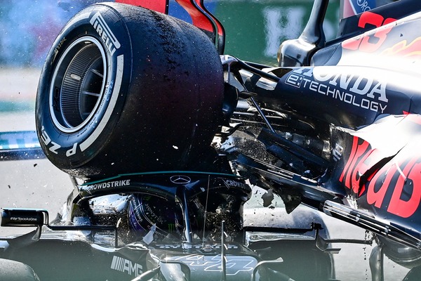 フェルスタッペンのタイヤ、ハミルトンのヘルメットに当たっているみたいだ:2021年F1イタリアGP 159