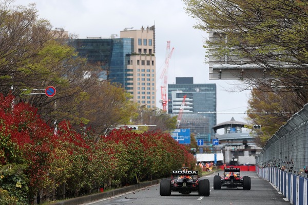 レッドブル、お台場でデモ走行：角田裕毅、フェルスタッペン、ローソン、ハジャー