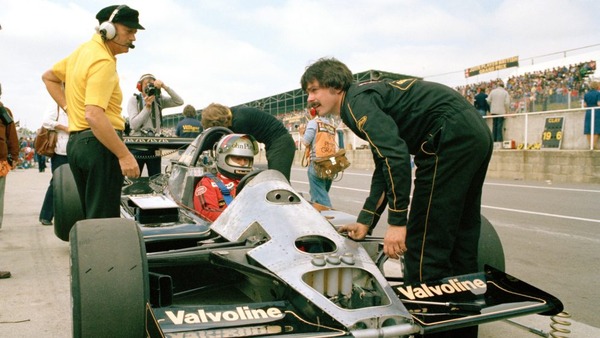 1978年F1イギリスGP:チームのマシンを覗き込むコリン・チャップマン(左)