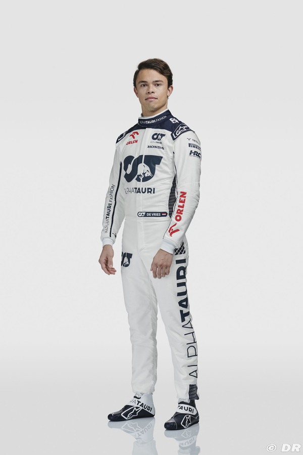 ニック・デ・フリースの2023年F1レーシングスーツとF1レーシングブーツ