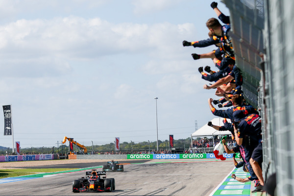 フェルスタッペンの優勝を迎えるレッドブルスタッフ、後ろは2位のハミルトン:2021年F1アメリカGP