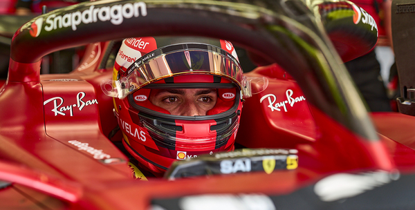 カルロス・サインツとフェラーリ、2024年まで契約延長：チーム公式発表