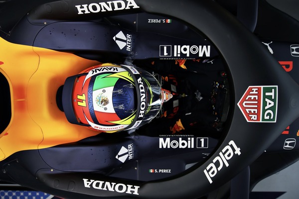 セルジオ・ペレス 2021年F1ヘルメット