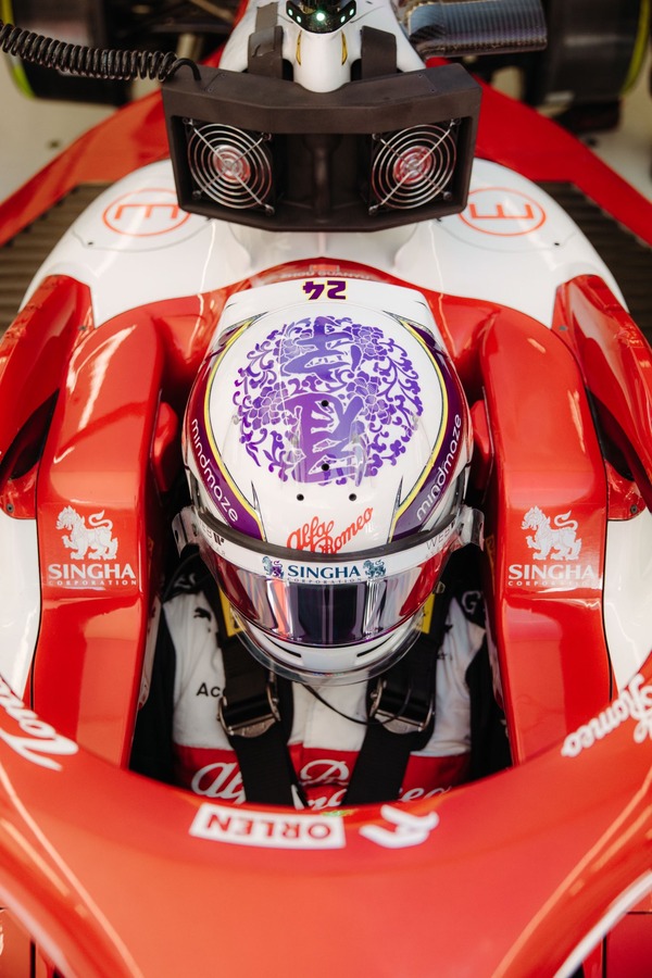 周冠宇 2022年F1ヘルメット