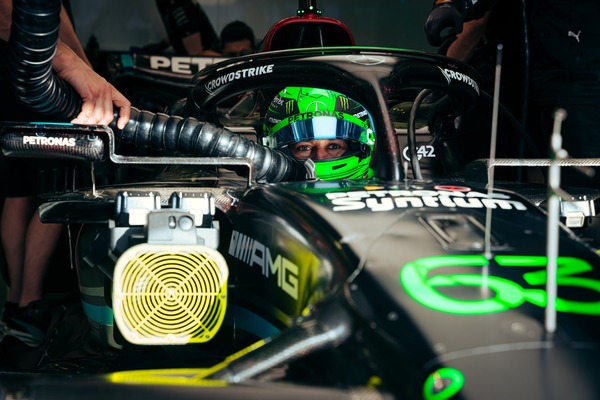 ジョージ・ラッセル 2023年F1ヘルメット（BELL製ヘルメット）開幕戦バーレーンGP仕様