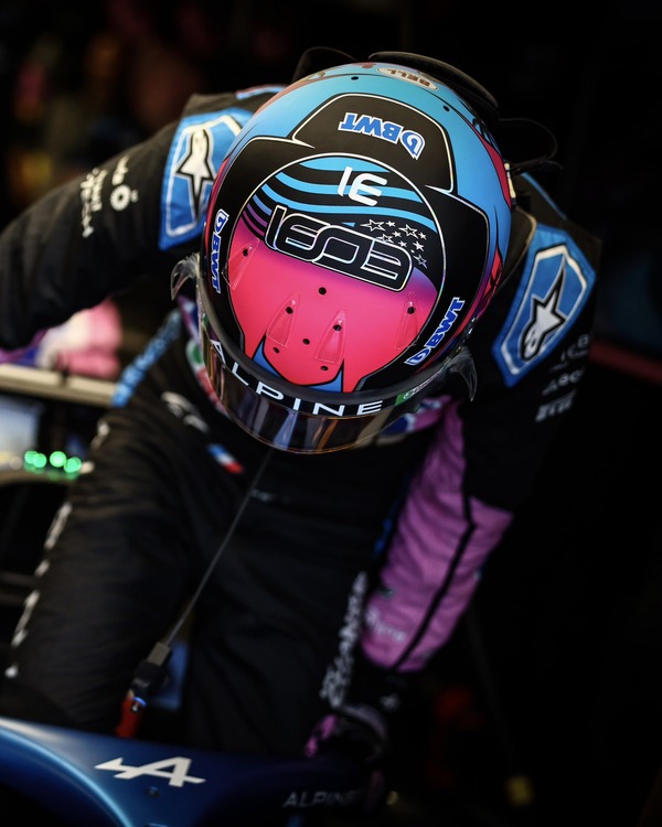 エステバン・オコン、マイアミ仕様のヘルメット：2023年F1マイアミGP